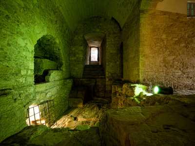 Usciamo dalla Galleria di levante per introdurci, sempre passando dal cortile, in quella settentrionale, che si imposta sui resti delle fortificazioni del III secolo a.C